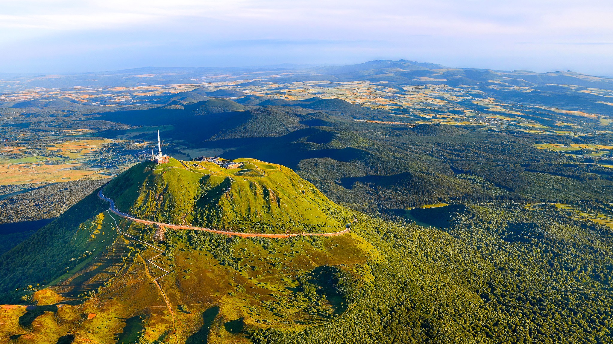 Sommet du Puy de Dome et le Massif du Sancy